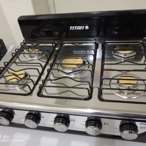 Estufa de 5 hornillas Marca Titan top acero inoxidable  Con respaldo
